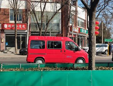 街拍路口一台特别红的小客车😂