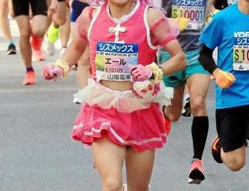 动漫爱好者COS光之美少女跑完马拉松，貌似还是位女装大佬