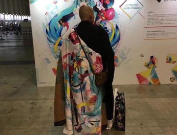 日本网友偶遇穿着初音法披的和尚，真正的佛系二次元了
