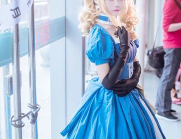 cos：黑执事 双马尾伊丽莎白场照，大眼睛的她很可爱