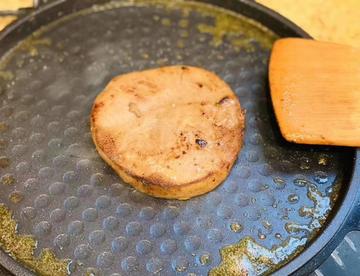 哈哈……非常认真地煎牛排和意大利面