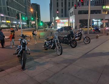 路口的一堆摩托车