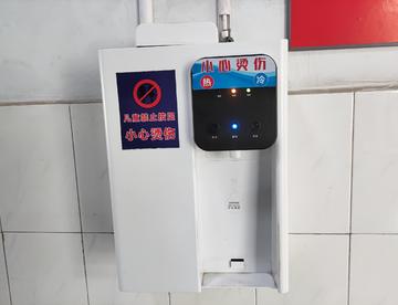 医院里的自动净水机