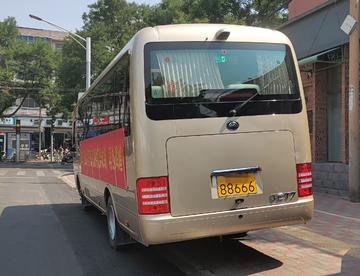 2022年高考某学校考点门口的客车