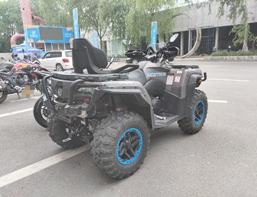 在摩托车销售店发现一台四轮摩托车
