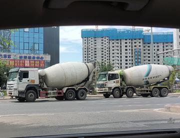 随拍两台大型水泥罐车