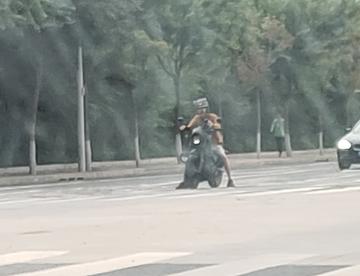 等红灯时随拍对面的摩托车