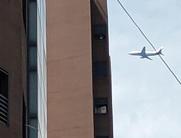 实拍飞机飞过闹市区