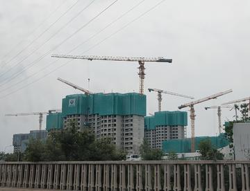 实拍郊区在建的高楼