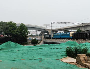 火车同向会车于铁路桥