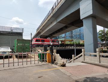 铁路工程车通过铁路桥