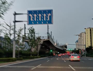 随拍地铁线路桥尽头