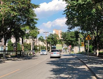 随拍同一条路上的铁路道口