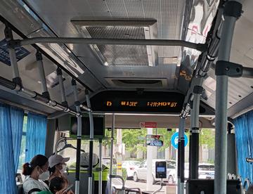 公交车的显示器乱码了……