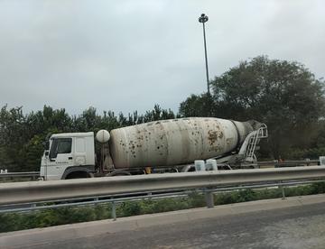 随拍水泥罐车