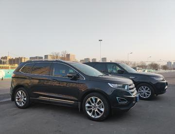 两台黑色高级SUV