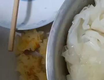凉拌银耳 好吃，你们可以试试哦。