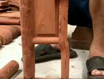 师傅说虽然工作很辛苦，但儿子有书读，老婆有肉吃，对工作很满足