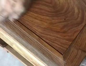 红木家具传统工艺打底漆，主要作用是封闭–傅着力–填平。