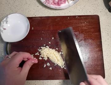 一道简单好吃，却又非常唬人的料理.