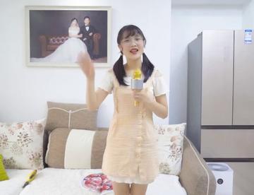 在地上贴透明胶带，猫跑过去会撞到吗？猫：紧急刹车！